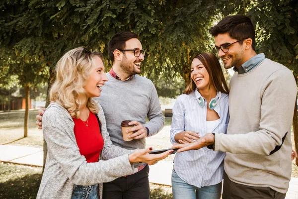 Groupe Amis Dans Parc Traînant Sur Les Réseaux Sociaux — Photo