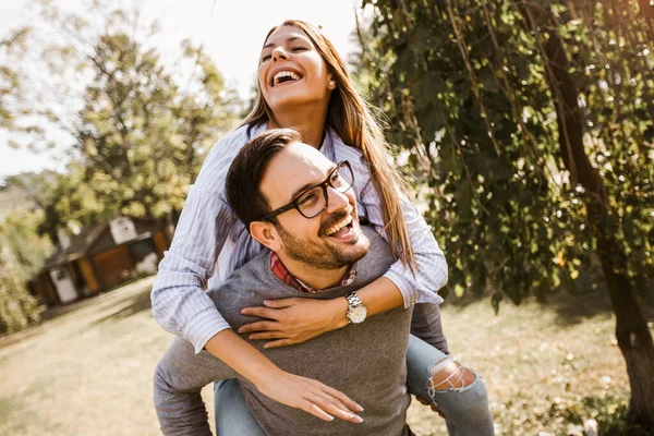 Sorrindo Belo Jovem Casal Apaixonado Divertindo Parque Bonito Homem Dando — Fotografia de Stock