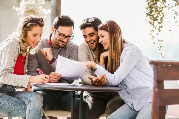 Een Groep Van Vier Vrienden Die Samen Koffie Drinken Twee — Stockfoto