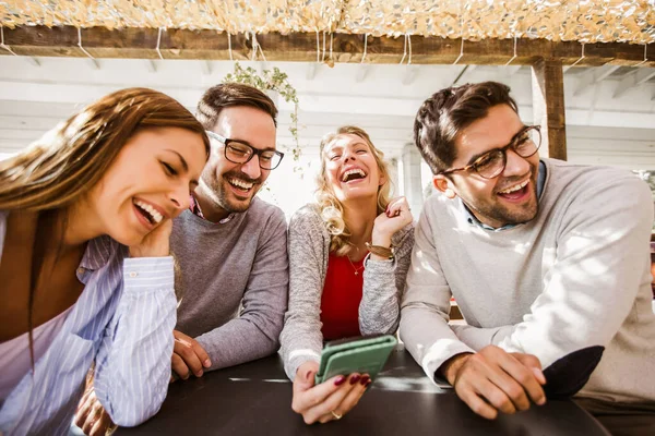 Gruppe Von Freunden Park Hängt Sozialen Netzwerken Café Herum — Stockfoto