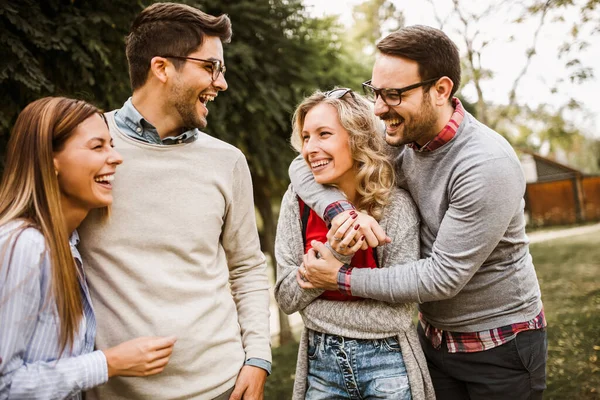 Eine Gruppe Junger Leute Geht Durch Den Park Freunde Haben — Stockfoto