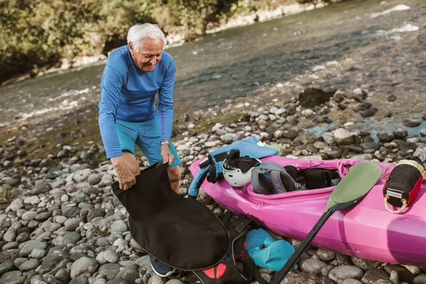 Kıdemli Adam Bir Dağ Nehrinde Kayak Turuna Hazırlanıyor — Stok fotoğraf