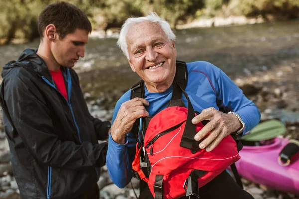 Senior Man Bereidt Zich Voor Een Kajak Tour Een Berg — Stockfoto