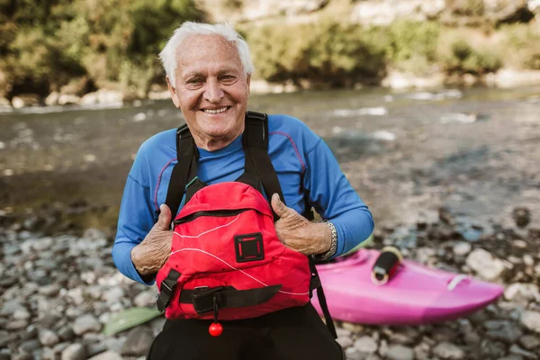 Kıdemli Adam Bir Dağ Nehrinde Kayak Turuna Hazırlanıyor — Stok fotoğraf