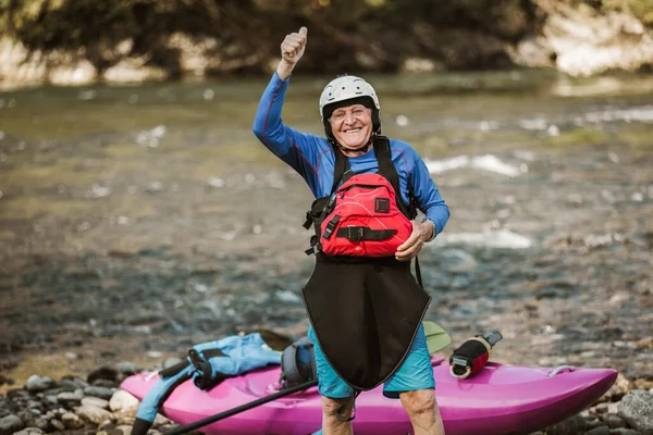 Senior Bereitet Sich Auf Kajak Tour Auf Gebirgsfluss Vor — Stockfoto