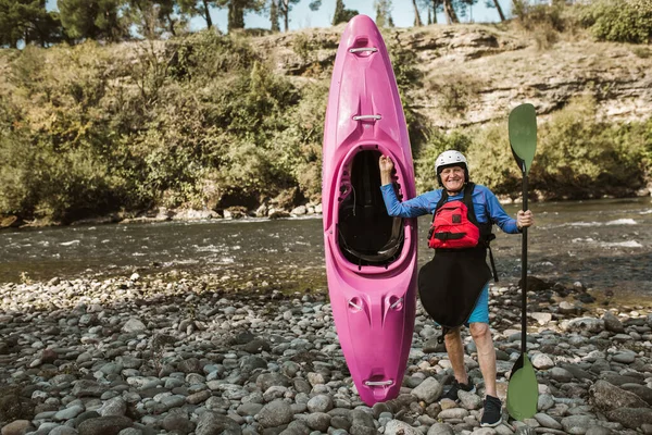 Kıdemli Adam Bir Dağ Nehrinde Kayak Turuna Hazırlanıyor — Stok fotoğraf