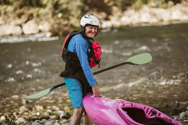 Hombre Mayor Preparándose Para Excursión Kayak Río Montaña — Foto de Stock