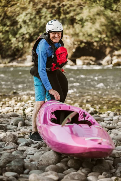 Kıdemli Adam Bir Dağ Nehrinde Kayak Turuna Hazırlanıyor — Stok fotoğraf