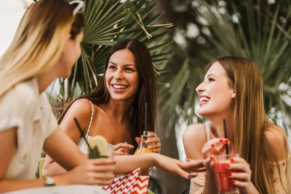 Mooie Meisjes Drinken Cocktail Cafe Hebben Plezier — Stockfoto