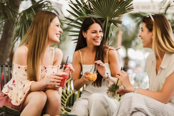 Mooie Meisjes Drinken Cocktail Cafe Hebben Plezier — Stockfoto