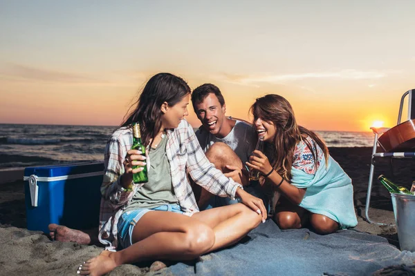 Happy Friends Partying Beach Drinks Happy Young People Having Fun — Stock Photo, Image