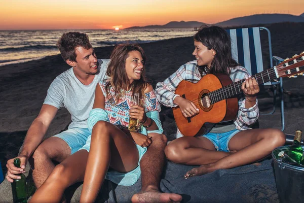 Amigos Felizes Festejar Praia Com Bebidas Jovens Felizes Divertindo Festa — Fotografia de Stock