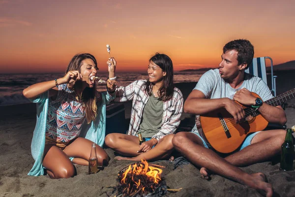 Lykkelige Venner Som Festet Stranden Med Drinker Glad Ungdom Som – stockfoto