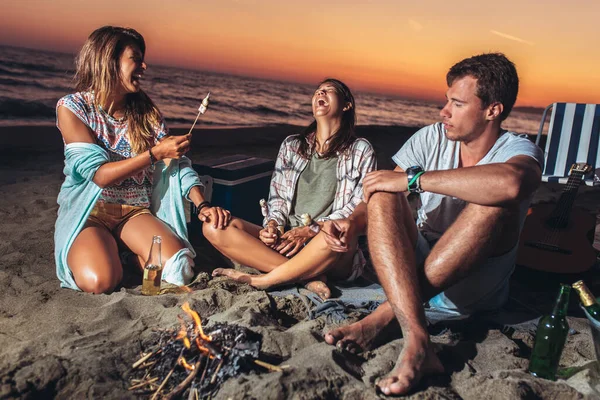 Amici Felici Che Festeggiano Spiaggia Con Dei Drink Giovani Felici — Foto Stock