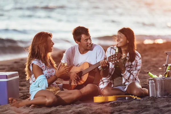 Lykkelige Venner Som Festet Stranden Med Drinker Glad Ungdom Som – stockfoto