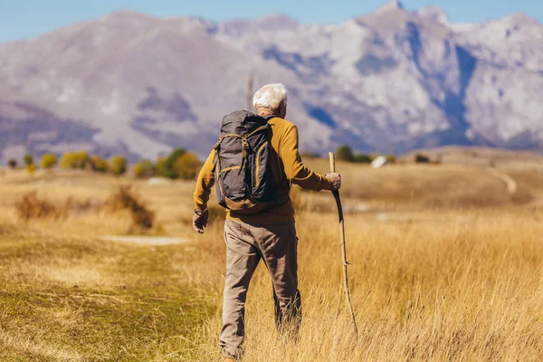 Uomo Anziano Escursione Attraverso Bella Campagna Autunno — Foto Stock