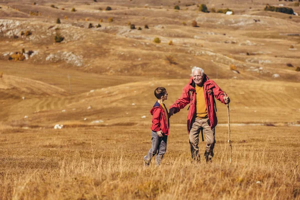 Homem Sênior Com Neto Passeio Rural Outono — Fotografia de Stock