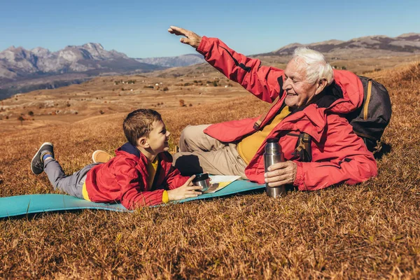 Menino Acampar Com Avô Outono Divertindo — Fotografia de Stock