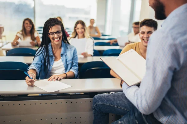 Proffesor, üniversite atölyesindeki konferans salonunda sunum yapıyor..