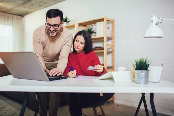 Casal Feliz Fazendo Negócios Juntos Trabalhando Pequeno Escritório Laptop Eles — Fotografia de Stock