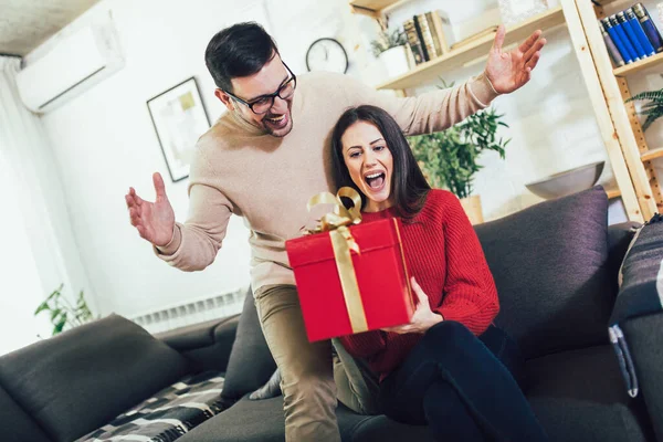 Glückliches Paar Mit Geschenkbox Hause Feiert Valentinstag — Stockfoto