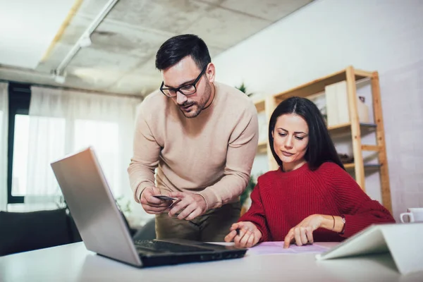 Pareja Feliz Haciendo Negocios Juntos Trabajando Una Pequeña Oficina Portátil — Foto de Stock