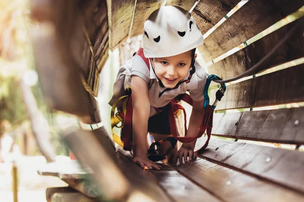 Valiente Niño Divirtiéndose Parque Aventuras — Foto de Stock