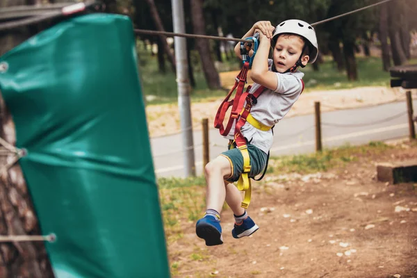 Niño Feliz Disfrutando Actividad Parque Aventura Escalada Día Verano — Foto de Stock