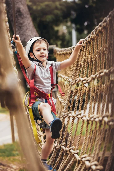 Niño Feliz Disfrutando Actividad Parque Aventura Escalada Día Verano — Foto de Stock