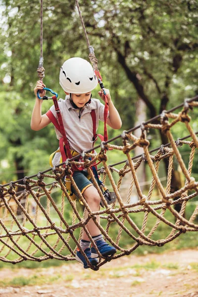 Valiente Niño Divirtiéndose Parque Aventuras — Foto de Stock