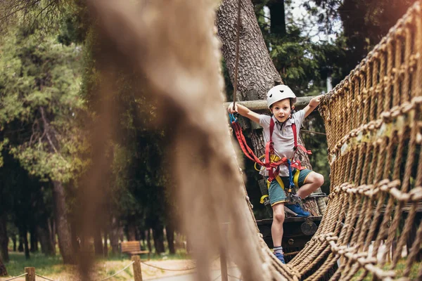 Valiente Niño Divirtiéndose Parque Aventuras — Foto de Stock