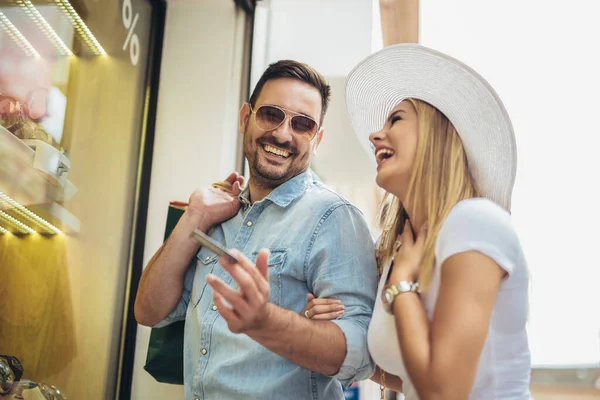 Vackra Unga Kärleksfulla Par Som Bär Shoppingväskor Och Njuter Tillsammans — Stockfoto