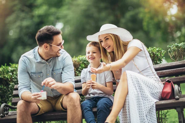 公園で週末を過ごす若い幸せな家族アイスクリームを食べる — ストック写真