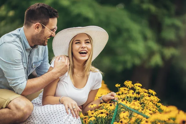 Mutlu genç çift gülüyor ve şehir parkında eğleniyor..