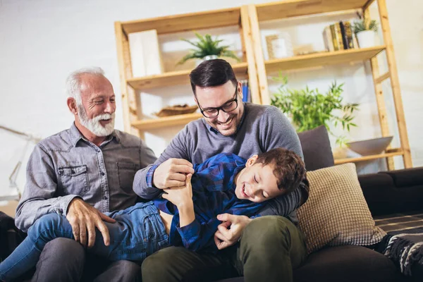 Feliz Abuelo Padre Haciendo Cosquillas Niño Tres Generaciones Hombres Divirtiéndose —  Fotos de Stock