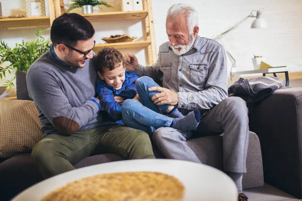 Feliz Abuelo Padre Haciendo Cosquillas Niño Tres Generaciones Hombres Divirtiéndose — Foto de Stock