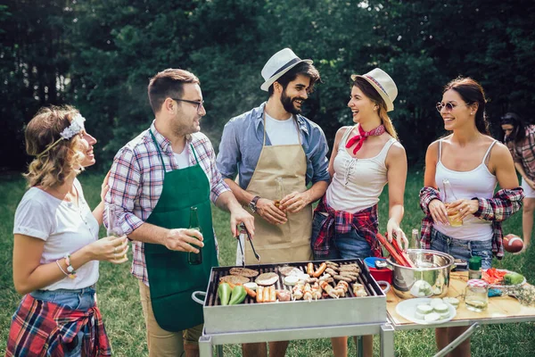 Venner Har Det Sjovt Grillning Kød Nyder Bbq Fest - Stock-foto