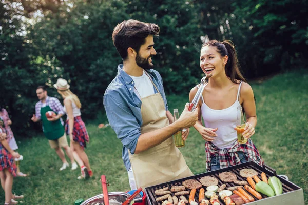 Amigos Divertindo Natureza Fazendo Bbq — Fotografia de Stock