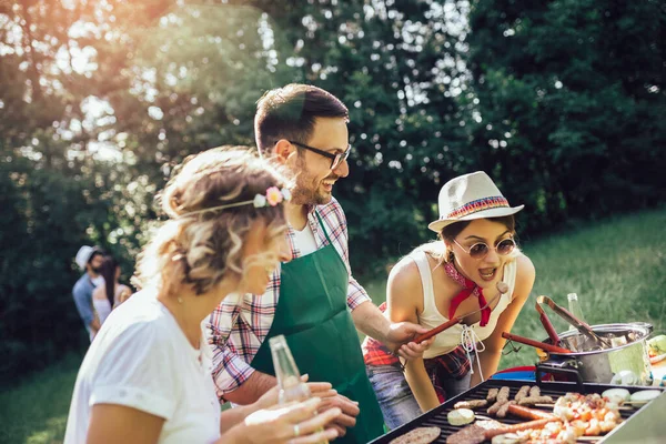 Vrienden Hebben Plezier Natuur Doen Bbq — Stockfoto