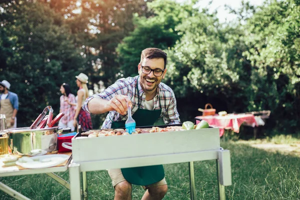 Amigos Divertindo Natureza Fazendo Bbq — Fotografia de Stock