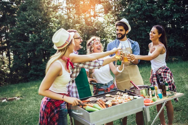 Amigos Divirtiéndose Naturaleza Haciendo Barbacoa — Foto de Stock