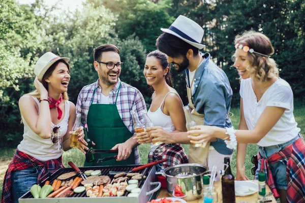 Amigos Divirtiéndose Naturaleza Haciendo Barbacoa — Foto de Stock