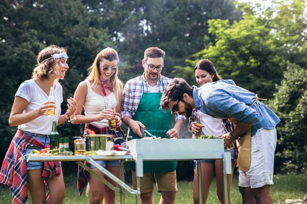 Venner Har Det Sjovt Grillning Kød Nyder Bbq Fest - Stock-foto