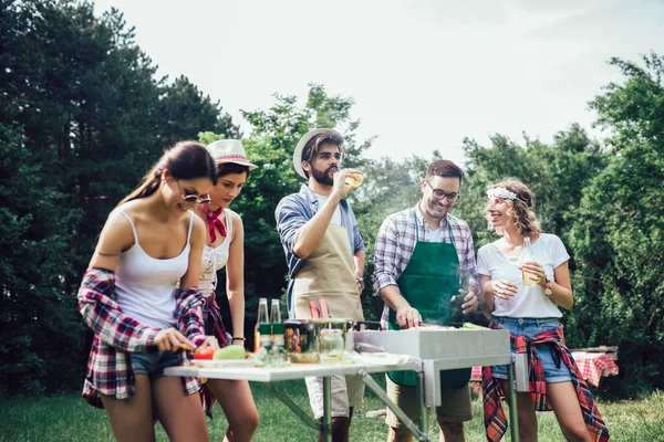 Prieteni Având Distracție Gratar Carne Bucurându Bbq Petrecere — Fotografie, imagine de stoc