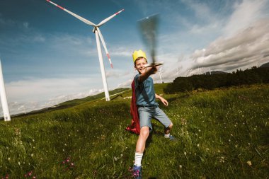 Küçük çocuk oyuncak kılıcı tut Rüzgâr çiftliğinin önünde oynuyor