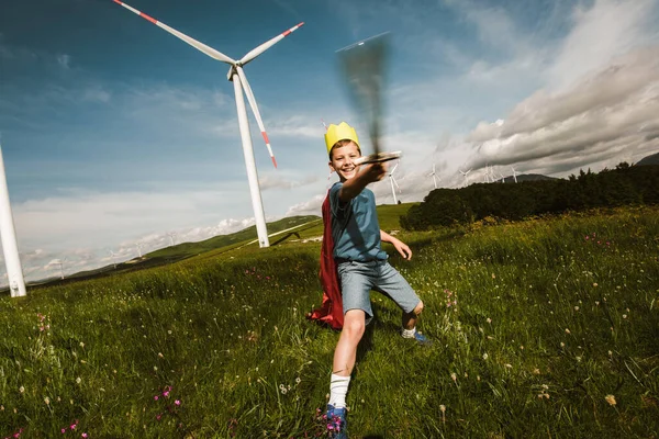 Küçük çocuk oyuncak kılıcı tut Rüzgâr çiftliğinin önünde oynuyor