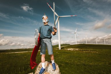 Küçük çocuk oyuncak kılıcı tut Rüzgâr çiftliğinin önünde oynuyor