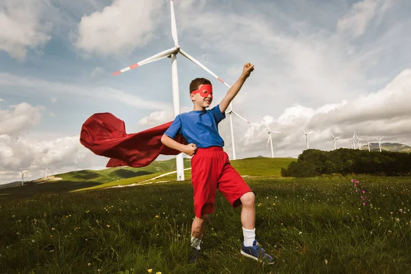 Дитина Супергерой Знаходиться Перед Вітровою Електростанцією Маленька Дитина Грає Супергероя — стокове фото
