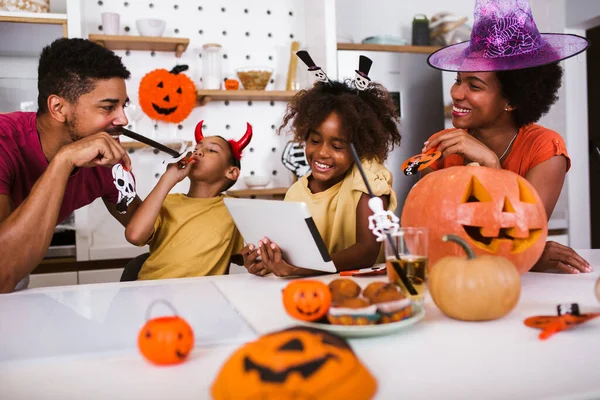 Šťastný Rodinný Otec Děti Připravují Halloween Vyřezávají Dýni — Stock fotografie