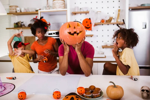 Famiglia Felice Che Prepara Halloween Divertendosi — Foto Stock